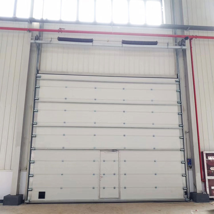 Ano ang mga katangian ng mga sectional door?