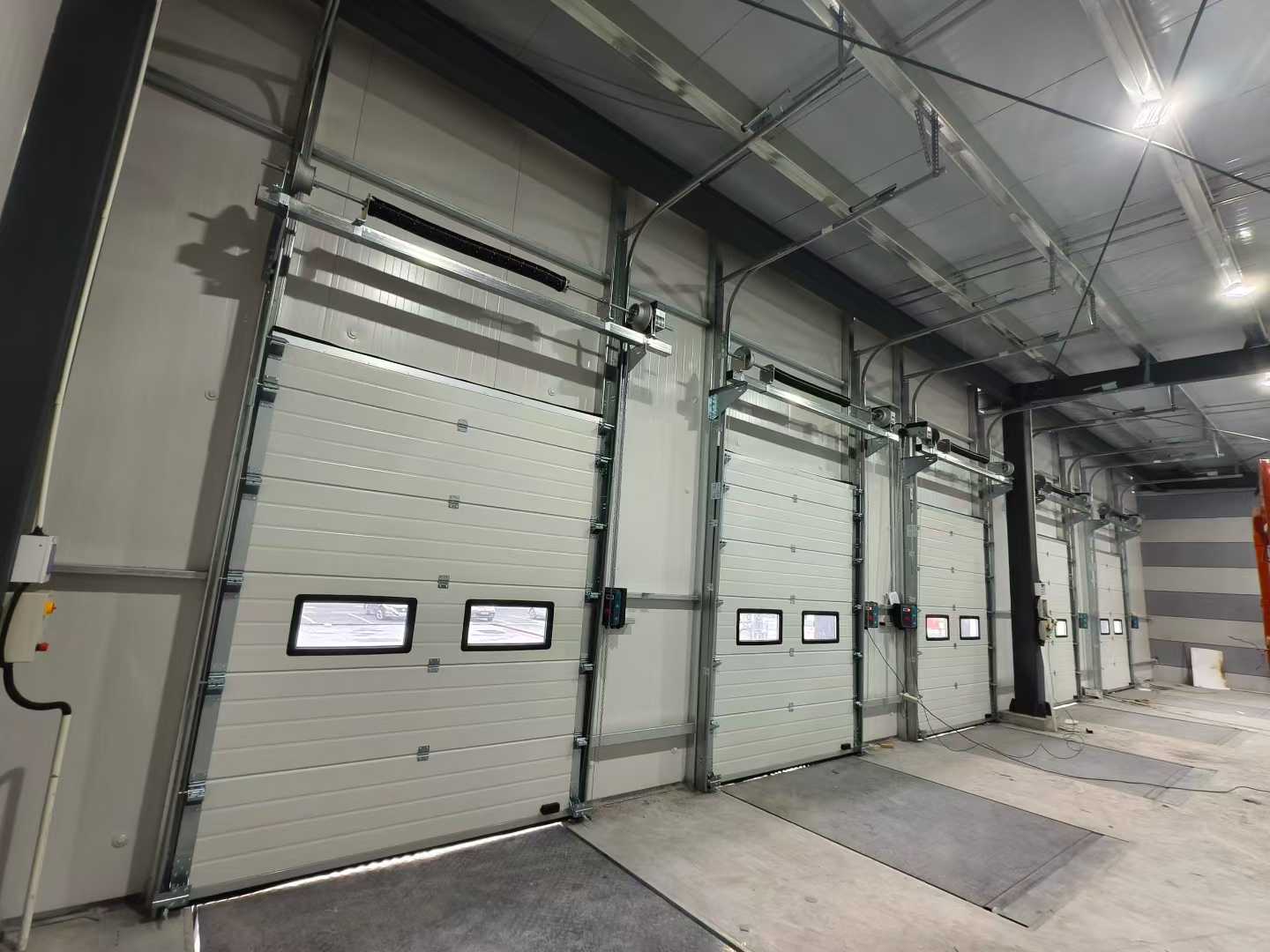 Industrial Sectional Doors at Dock Levelers na Pagpapadala para sa Mga Proyektong Warehouse